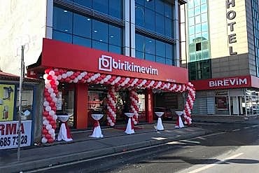 Fİrma Açılış Organizasyonu Giriş Süsleme ve Kokteyl Masaları