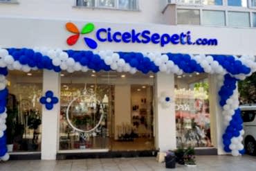 Açılış Organizasyonu Giriş Balon Süsleme ve Kokteyl Masaları
