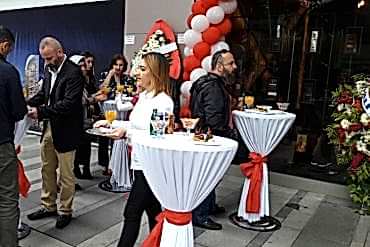 Açılış Kokteyli, Hostes ve İkramlar