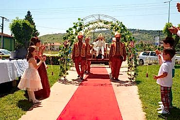 Sünnet Tahtı ve Yeniçeriler ile Giriş